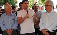 Entre o doador de terreno, Stélio Cerqueira e Eurico Lôbo, prefeito Marcius Beltrão ficou emocionado com as histórias da Universidade