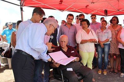 Reitor Eurico Lôbo entrega projeto do Campus Litoral ao prefeito Ormindo Uchôa