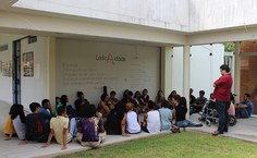 Alunos reunidos no pátio do Centro de Educação