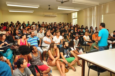 Comunidade acadêmica se reuniu contra o ato agressivo de um integrante do movimento intitulado “Nacionalistas”  (Fotos: Thiago Prado) | nothing