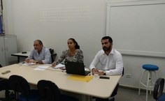 Na mesa, ao lado do palestrante, Ana Vergner, presidente da Adufal, e Evilásio Freire, coordenador do Sintufal