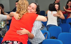 Docentes se cumprimentam pela passagem do Dia do Professor
