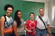 Estudantes e professores durante MatExpo do IM.