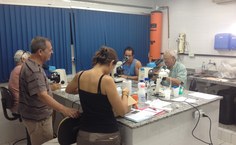Pesquisadores durante estudo no Laboratório da Codevasf