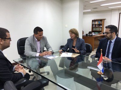 Reitora Valéria Correia (ao centro),  procurador federal Fabrício Cabral, assessor jurídico Basile Christopoulo e superintendente da PF Bernardo Torres (lado esquerdo da reitora)