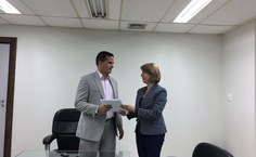 Reitora entrega ofício e prints de conversas suspeitas no Facebook