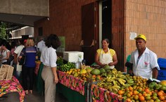 Feira orgânica no hall da Reitoria