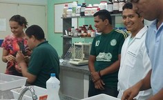 Pesquisadores Elton e Themis com aluno de mestrado e de iniciação científica em trabalhos laboratoriais