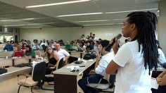 Professor Gustavo Gomes, do Campus do Sertão, defendendo a entrada única