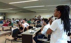 Professor Gustavo Gomes, do Campus do Sertão, defendendo a entrada única