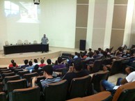 Estudantes da Ufal durante palestra com o representante da empresa IBM.