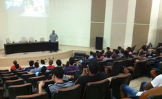 Estudantes da Ufal durante palestra com o representante da empresa IBM.