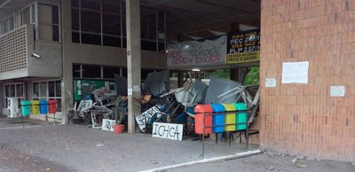 Ocupantes montaram barricada nas entradas frontal e lateral do prédio da Reitoria