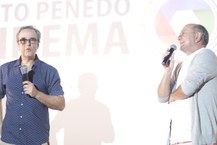 Beto Brant [azul] fala do documentário Pitanga ao lado de Ninho Moraes