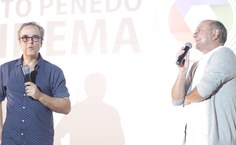 Beto Brant [azul] fala do documentário Pitanga ao lado de Ninho Moraes