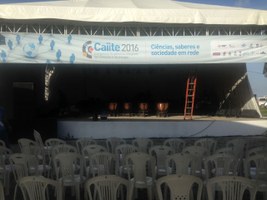 Caiite abre o palco para quem quiser se apresentar
