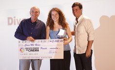 A diretora Clara Bastos recebeu os prêmios das mãos do julgador Ninho Moraes e do prefeito de Penedo, Marcius Beltrão (Foto   Paulo Accioly)