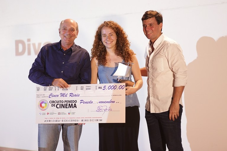 A diretora Clara Bastos recebeu os prêmios das mãos do julgador Ninho Moraes e do prefeito de Penedo, Marcius Beltrão (Foto   Paulo Accioly)