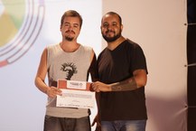 Samuel Lobo recebeu o certificado de terceiro melhor filme das mãos de Marcelo Cosme, um dos membros do júri oficial (Foto   Paulo Accioly)