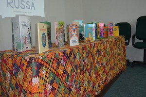 Projeto Sorriso de Plantão vence edital e recebe 3,8 mil livros