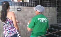 Estudante da Ufal e membro da Enactus acompanha cooperada em visita ao condomínio