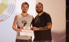 Samuel Lobo recebeu o certificado de terceiro melhor filme das mãos de Marcelo Cosme, um dos membros do júri oficial (Foto Paulo Accioly)