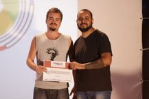 Samuel Lobo recebeu o certificado de terceiro melhor filme das mãos de Marcelo Cosme, um dos membros do júri oficial (Foto Paulo Accioly)