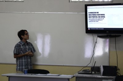 O estudante de Comunicação Social, Pedro Barros, apresentando o trabalho sobre o MHN