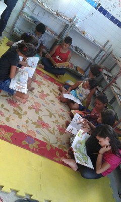 Alunos utilizando o novo espaço da biblioteca (Foto: Pibid/Ufal)