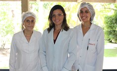 Elaine Silva (centro) e alunas do curso de Biologia Tamiris Soares e Raniele dos Santos