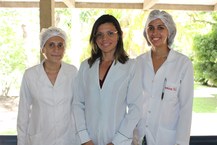 Elaine Silva (centro) e alunas do curso de Biologia Tamiris Soares e Raniele dos Santos