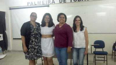 A aluna Andressa Goes (de vestido branco) com as professoras da banca