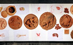 Obra Ceia Larga, instalada no segundo salão da Pinacoteca (Foto: Rafael Almeida)