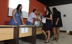 Aluna recebe certificado da pró-reitora de Graduação, Sandra Regina Paz