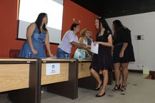 Aluna recebe certificado da pró-reitora de Graduação, Sandra Regina Paz