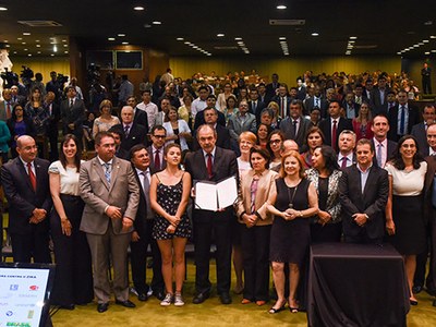 Representantes do Governo Federal, estados e municípios, além de instituições públicas e privadas, no pacto de combate ao Aedes aegypti (Foto: Isabelle Araújo/MEC)