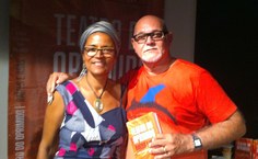 A autora Bárbara Santos e o professor Washington da Anunciação. Foto: Ivanildo Piccoli