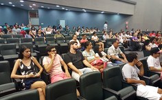 Estudantes participam de assembleia