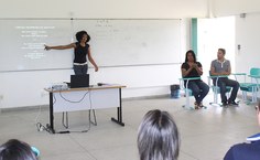 Professora Ligia Ferreira, da disciplina Literatura Surda 2