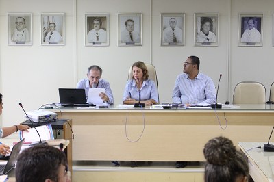 Rômullo Rogério ao lado da Reitoria Valéria Correia e do vice-reitor, José Vieira, durante reunião do Consuni