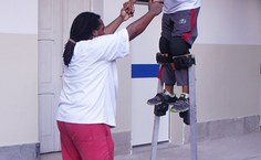 Professor Toni Edson acompanha a evolução dos alunos na oficina