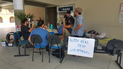 Grupo de estudantes acampados na sede do Campus Sertão