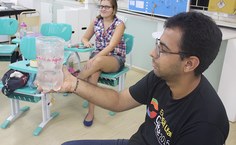 Estudante de enfermagem, Mário Lima, participou da oficina e mostra a armadilha pronta.