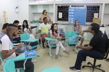 Participantes do projeto durante oficina para produção de mosquitéricas.