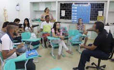 Participantes do projeto durante oficina para produção de mosquitéricas.
