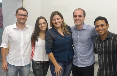 Professor Robinson (de camisa listrada azul) com os alunos que participaram da pesquisa