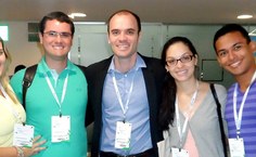 professor Robinson (de terno) com os alunos