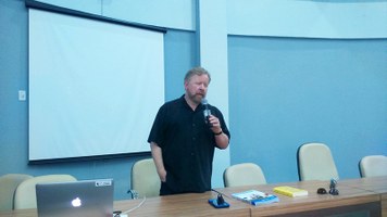 Pesquisador debate ideias sobre a natureza da educação no campo de negócios