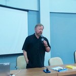Pesquisador debate ideias sobre a natureza da educação no campo de negócios