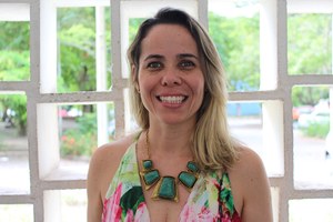 Pesquisadora apresenta mestrado sobre a Universidade Aberta do Brasil